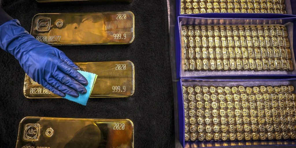 Gold prices down a third straight session as investors await further cues on interest rates