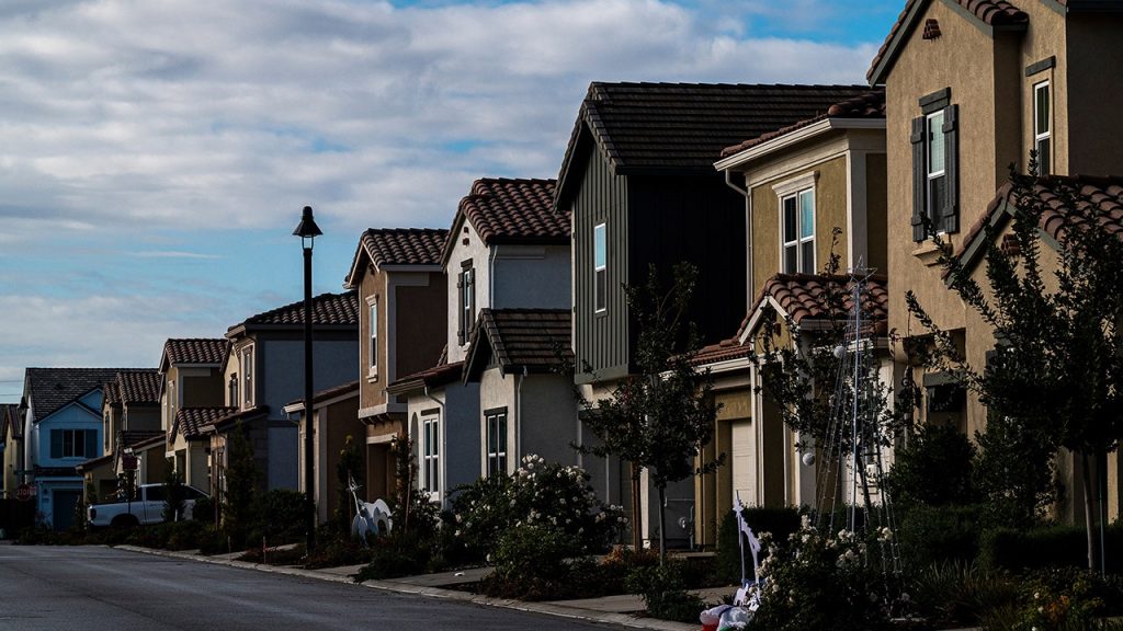 Mortgage demand plummets as high rates squeeze buyers