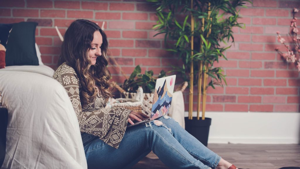 31-year-old mom left her job for a ‘simple and easy’ side hustle—she brings in up to $101,000 a month, works 30 minutes a day