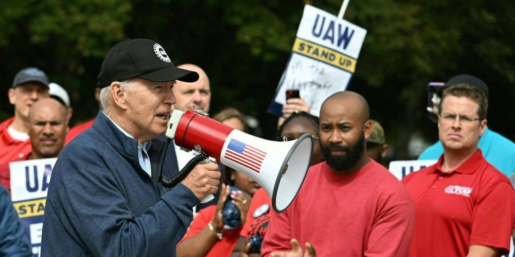 Opinion: Biden gets no credit for the improved U.S. economy — but that won’t cost him votes