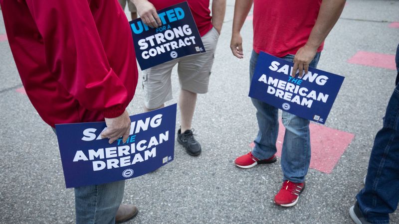 Union alleges GM, Stellantis not bargaining in good faith